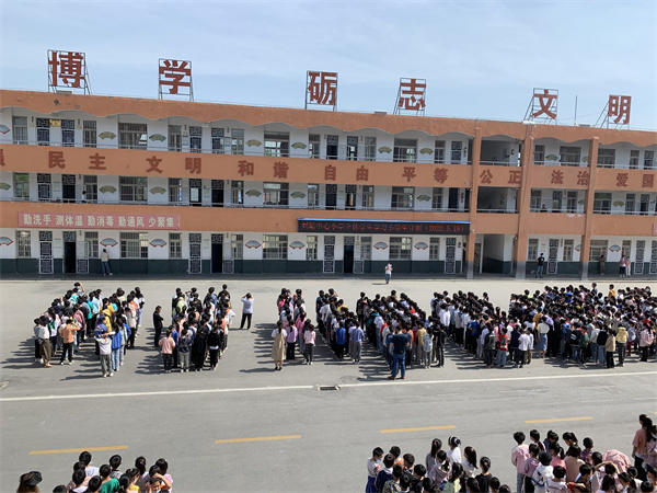 固镇县刘集中心小学组织全体学生学习小学生守则