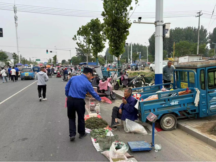 马路狗市"搬新家" 周末市场"见秩序"