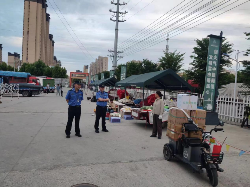 马路狗市"搬新家" 周末市场"见秩序"