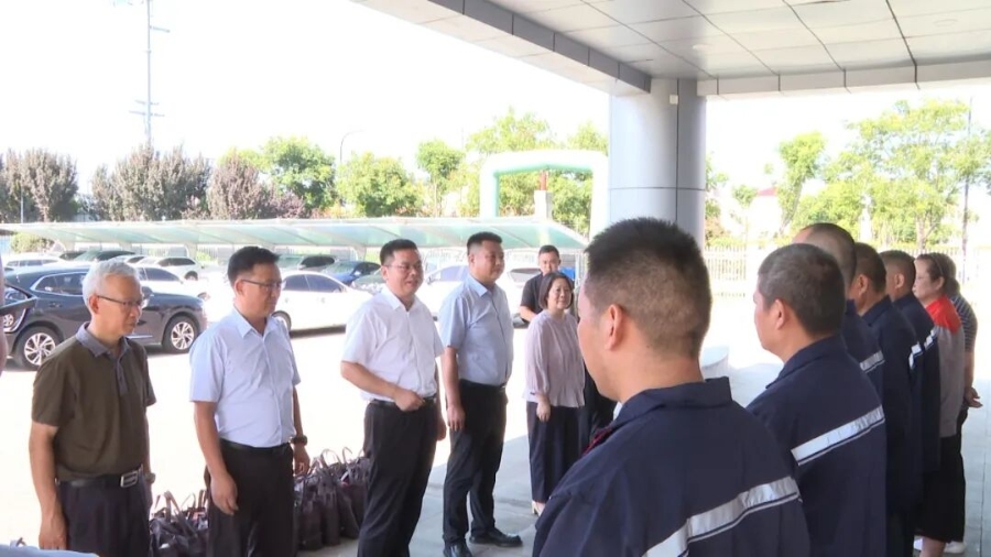 徐松带队慰问高温坚守一线干部职工